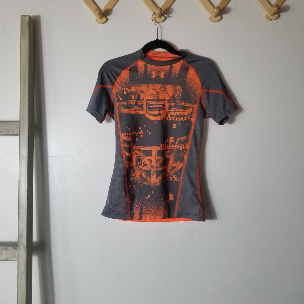 UNDER ARMOUR BOY'S GRAY AND ORANGE FITTED HEATGEAR GRAPHIC SHIRT SIZE YSMALL